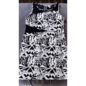 2x black and white dress